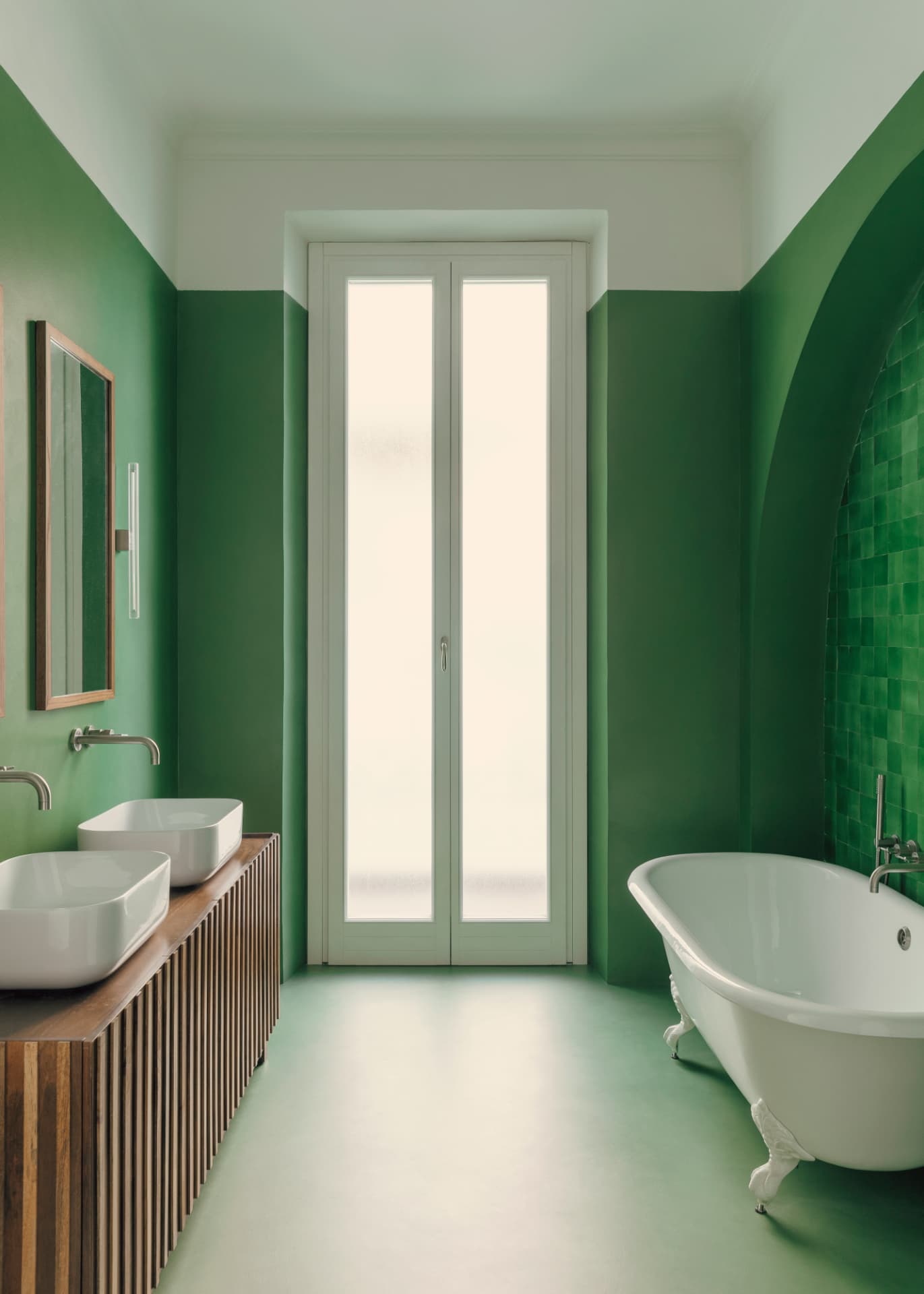 Bagno con portafinestra in legno laccato e vetro satinato