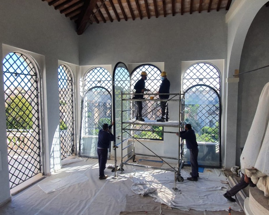 Squadra al lavoro sul ponteggio per la posa dei serramenti ad arco