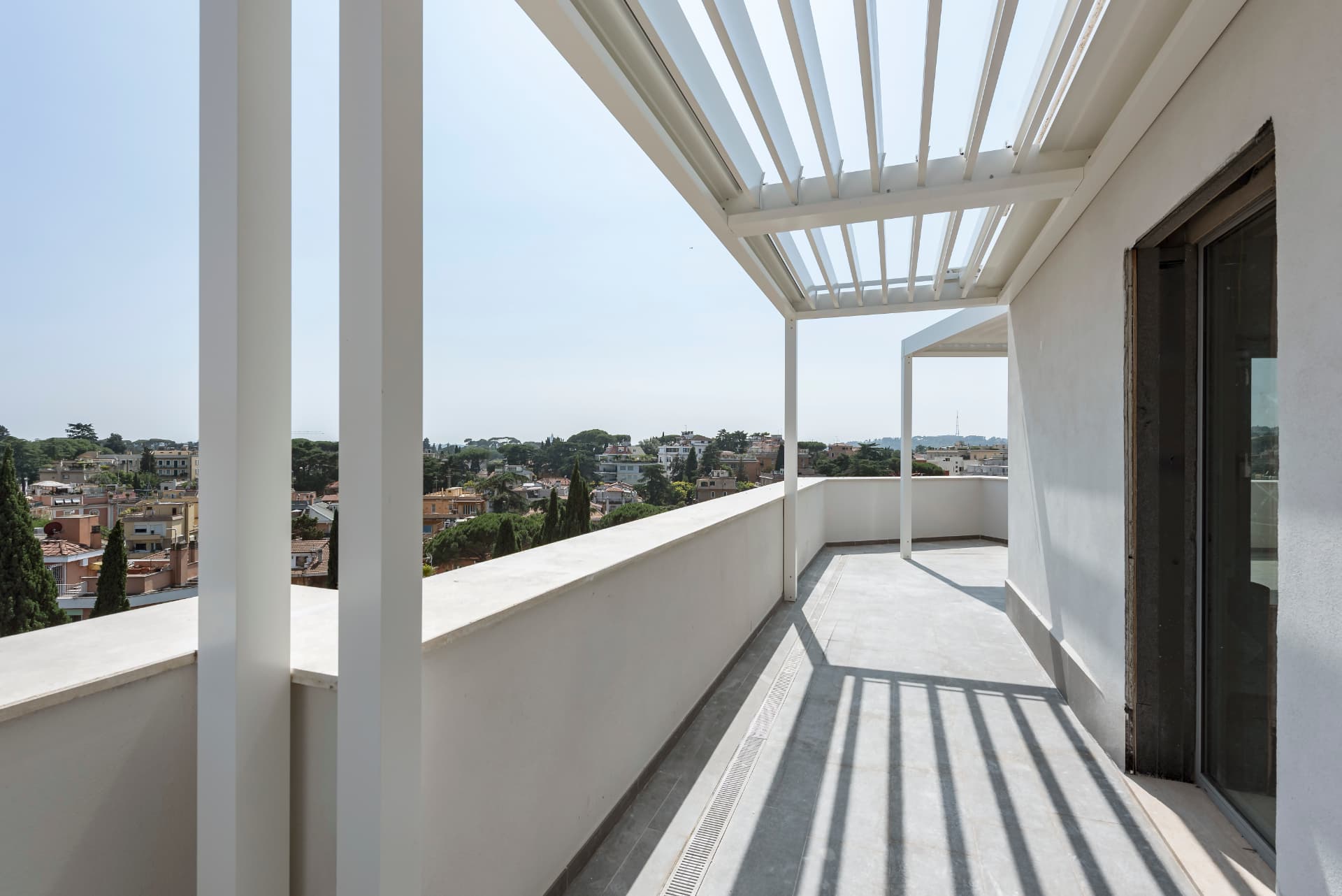 Terrazzo con pergola e serramenti a lavori ultimati