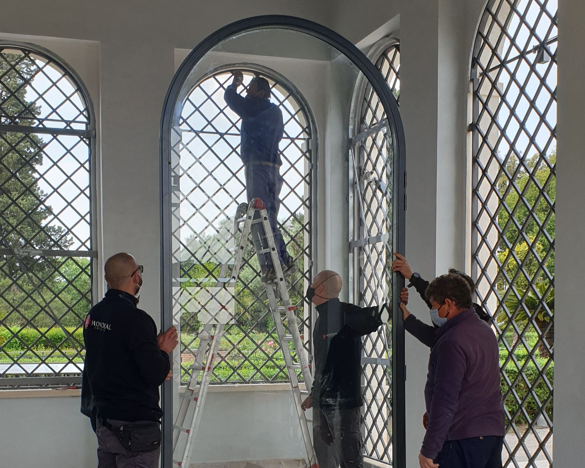 Installazione e regolazione del serramento ad arco