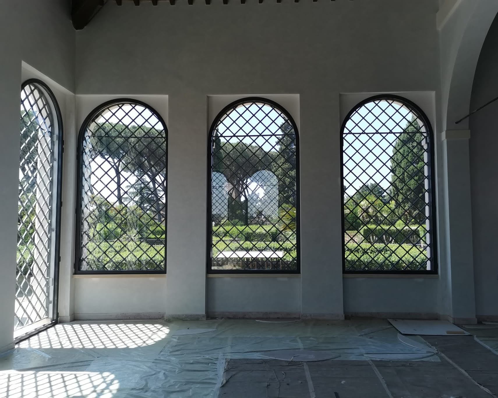 Interno con le quattro arcate vetrate e vista sui giardini