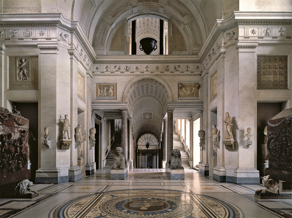 Vista monumentale della Scala Simonetti nei Musei Vaticani