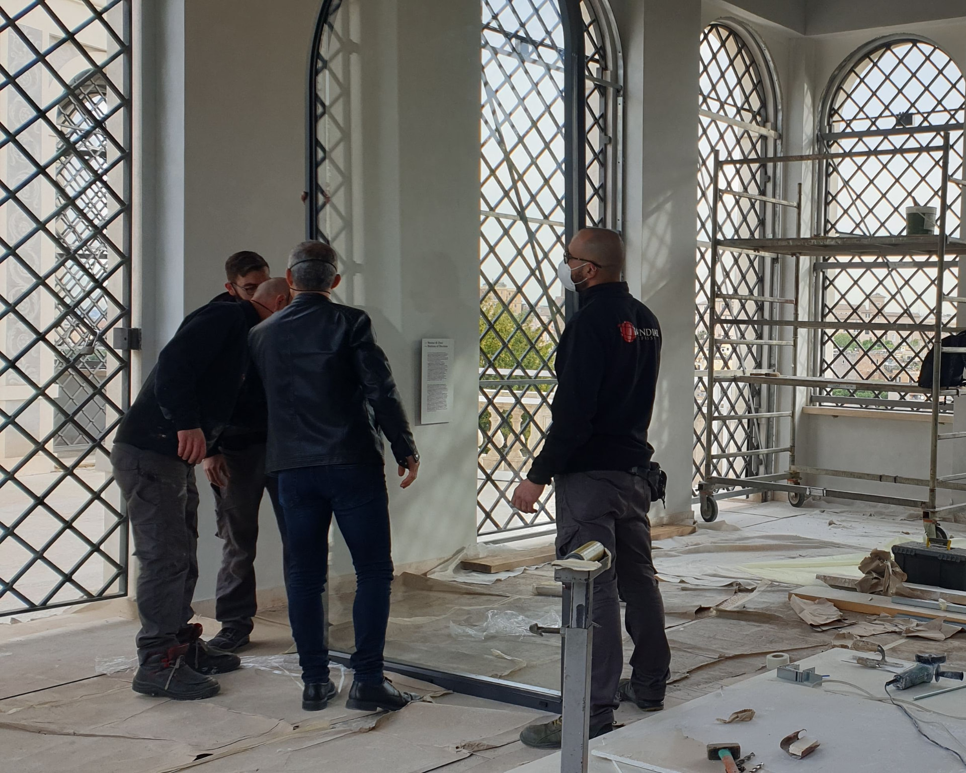 Posizionamento del serramento durante il cantiere interno