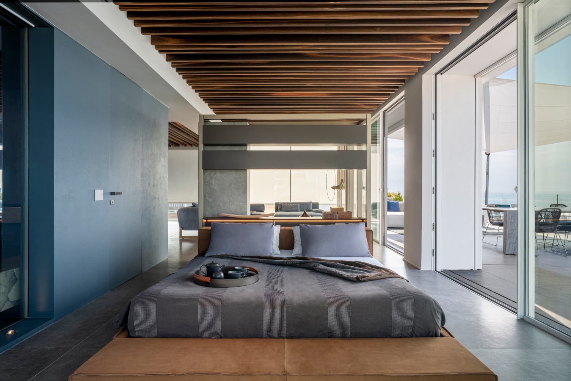 Camera padronale con soffitto in legno e vista sul mare