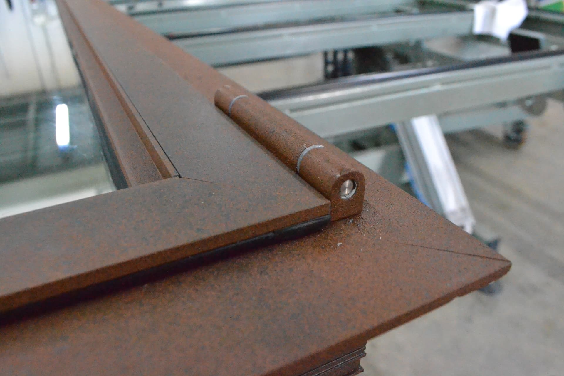 Dettaglio di cerniera in acciaio effetto corten
