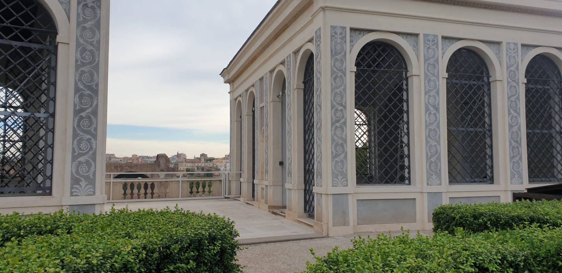 Loggia esterna con le arcate chiuse dai nuovi serramenti in acciaio
