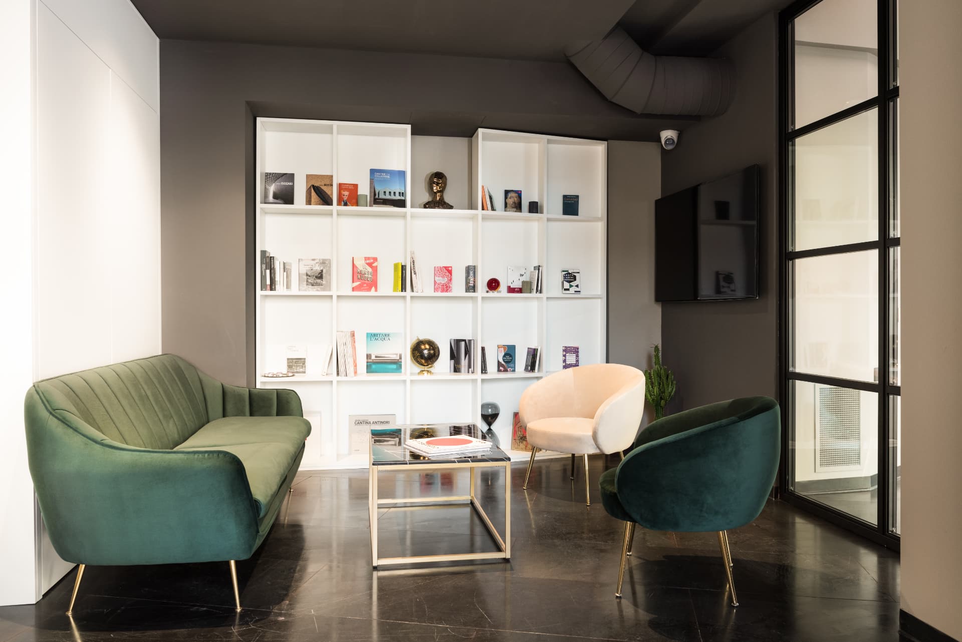 Area lounge e biblioteca dell'Atelier