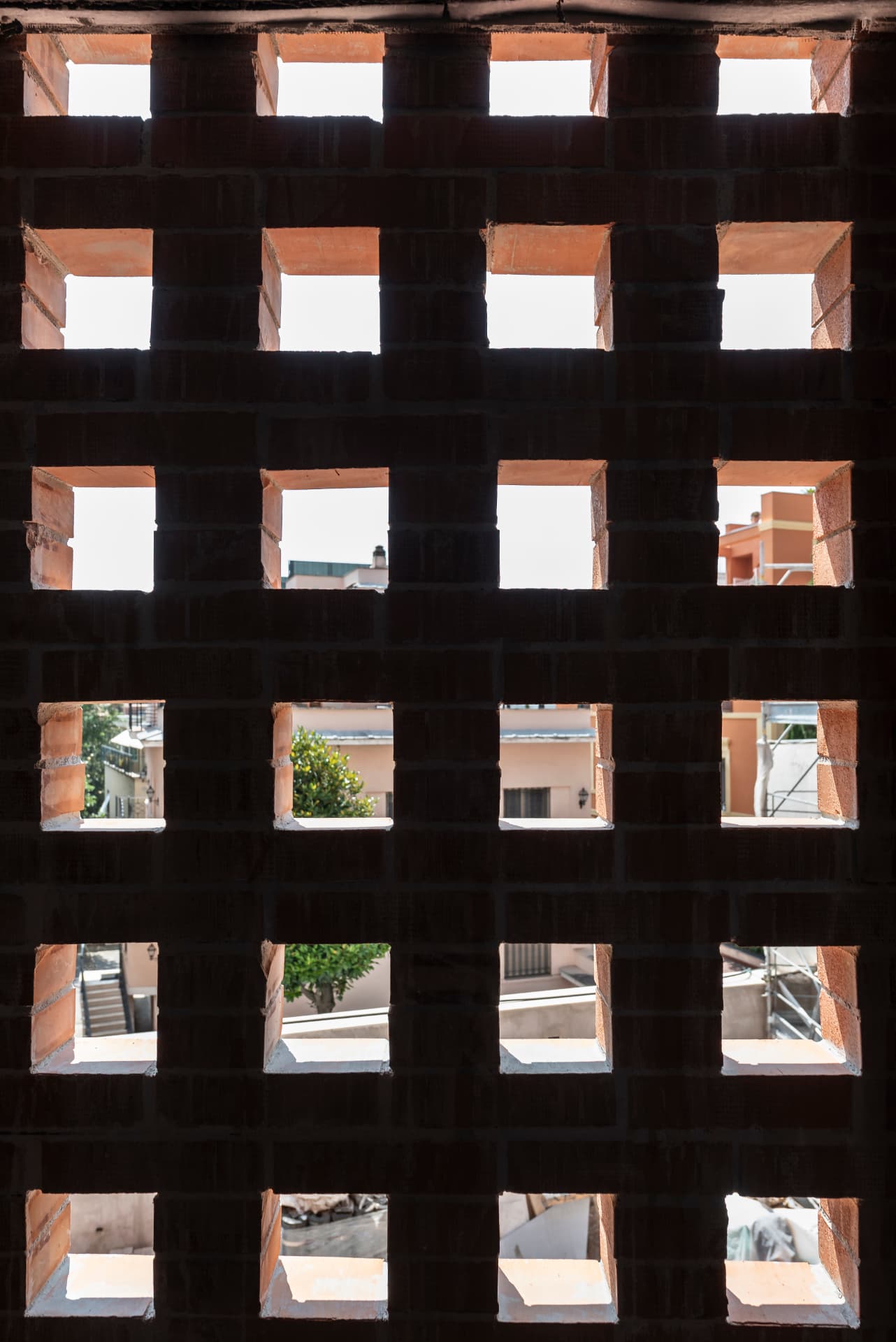 Dettaglio della facciata ventilata in mattoni traforati